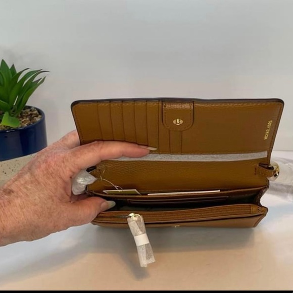 NWT. Michael Kors, the Signature Jet Set small phone crossbody - Picture 2 of 5